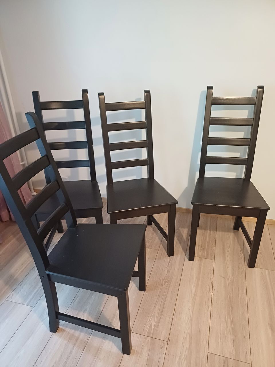 Neljä tuolia