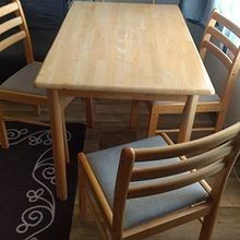Täisipuinen ruokapöytä ja 4 tuolia