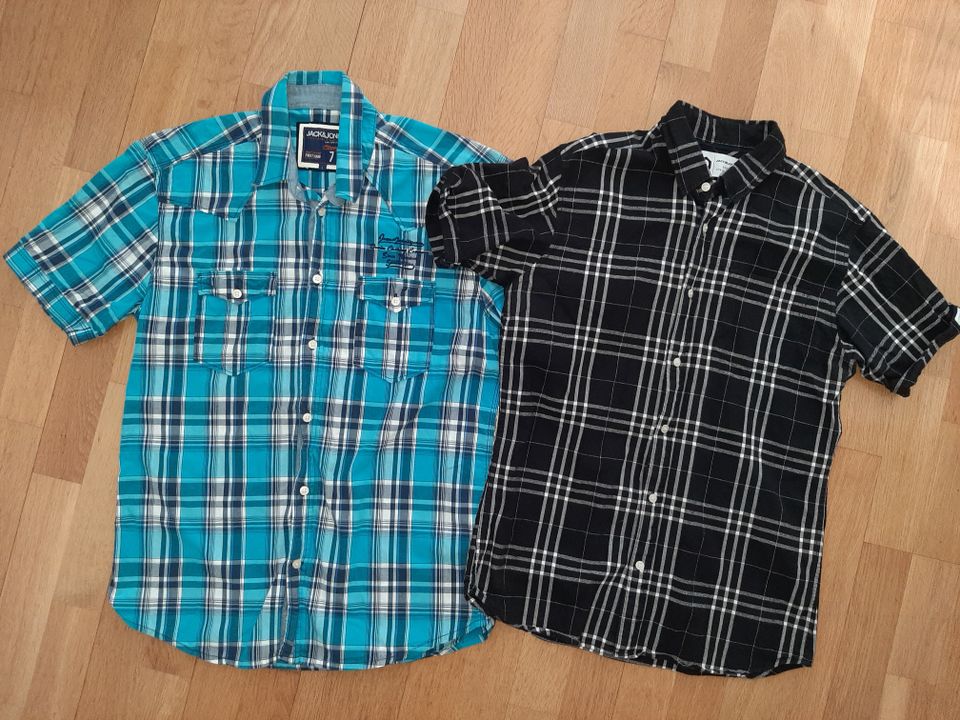 Kaksi paitapuseroa koot M ja L