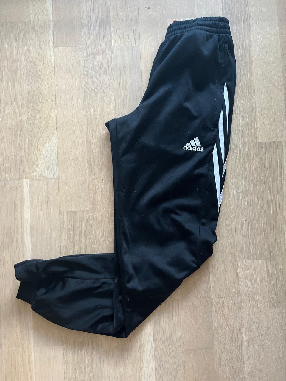 Adidas verkkahousut koko 152