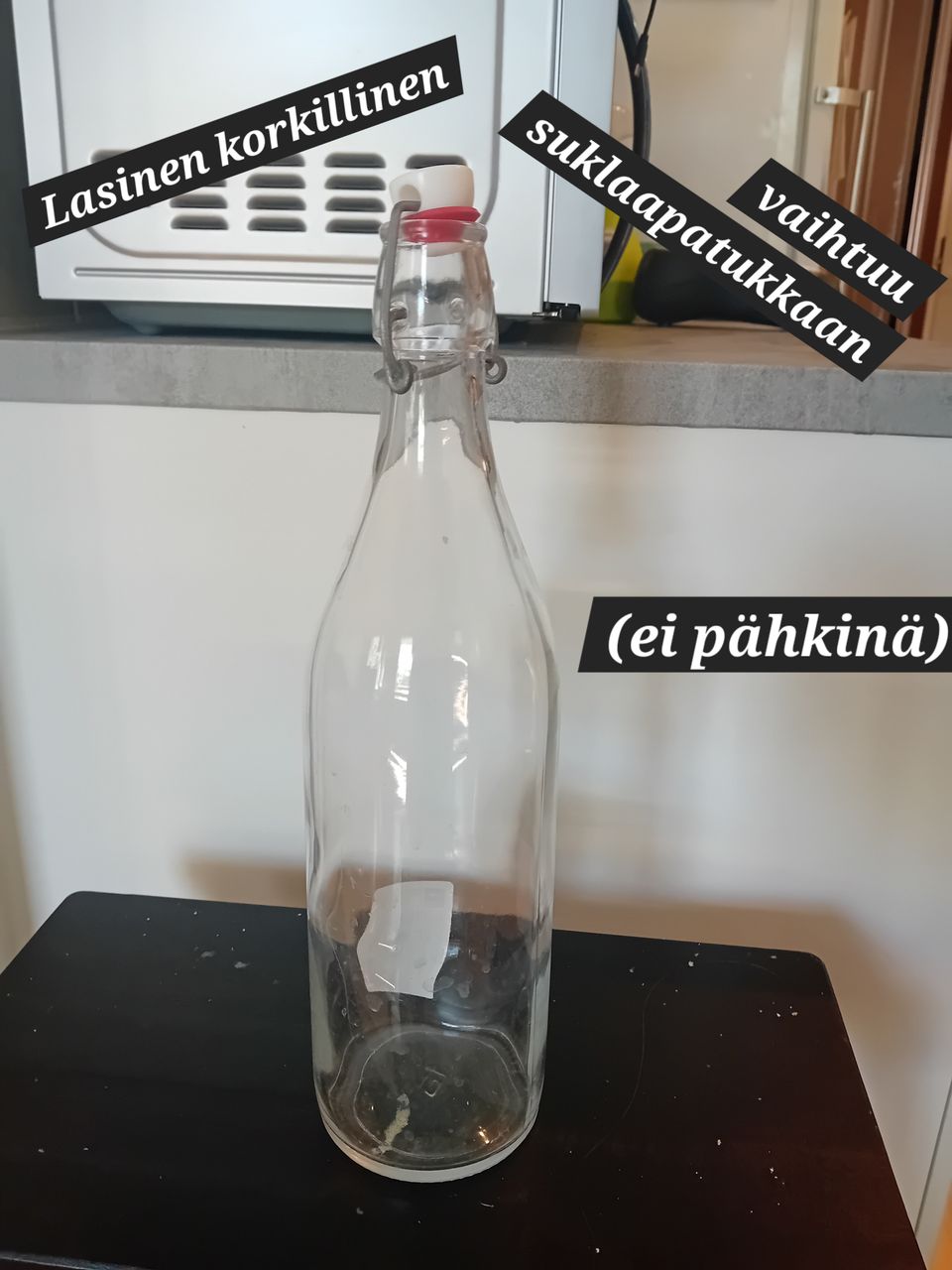 Lasinen pullo korkilla