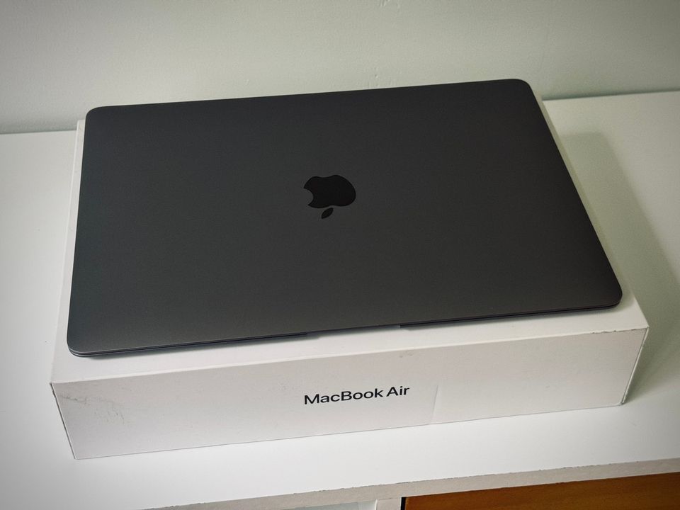 MacBook Air M1 13” (harmaa)
