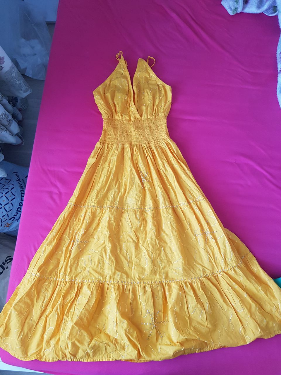 Keltainen midi mekko kesämekko