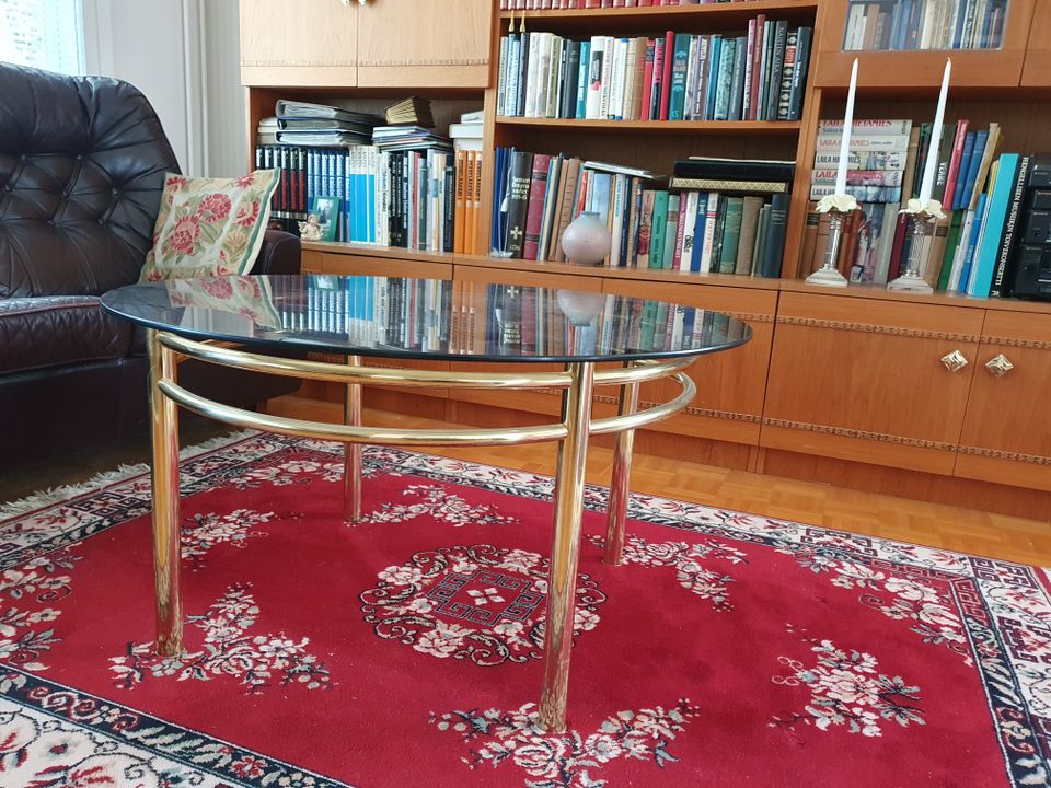 Olohuoneen lasipöytä halkaisija 90 cm