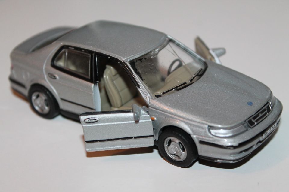Metallinen aukeavat ovet Saab 9-5 95 1997 1:43 sedan vanha auto leikkiauto