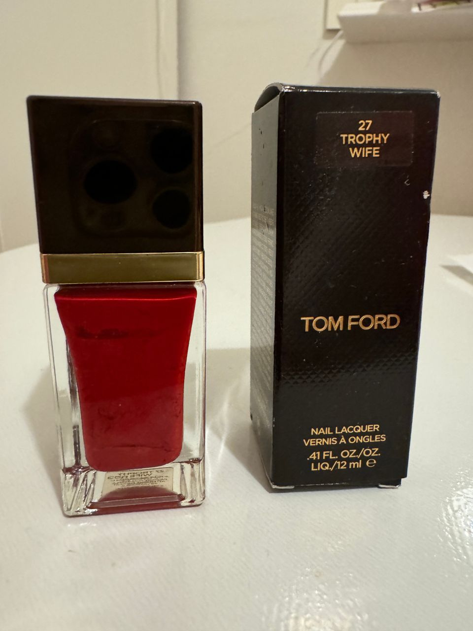 Tom Ford kynsilakka 27 trophy wife