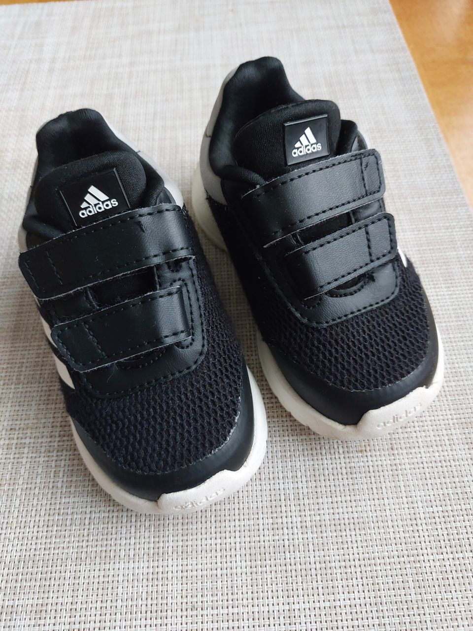 Adidas kengät 22