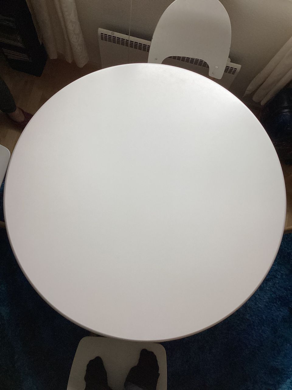 Valkoinen pyöreä ruokapöytä Pisara