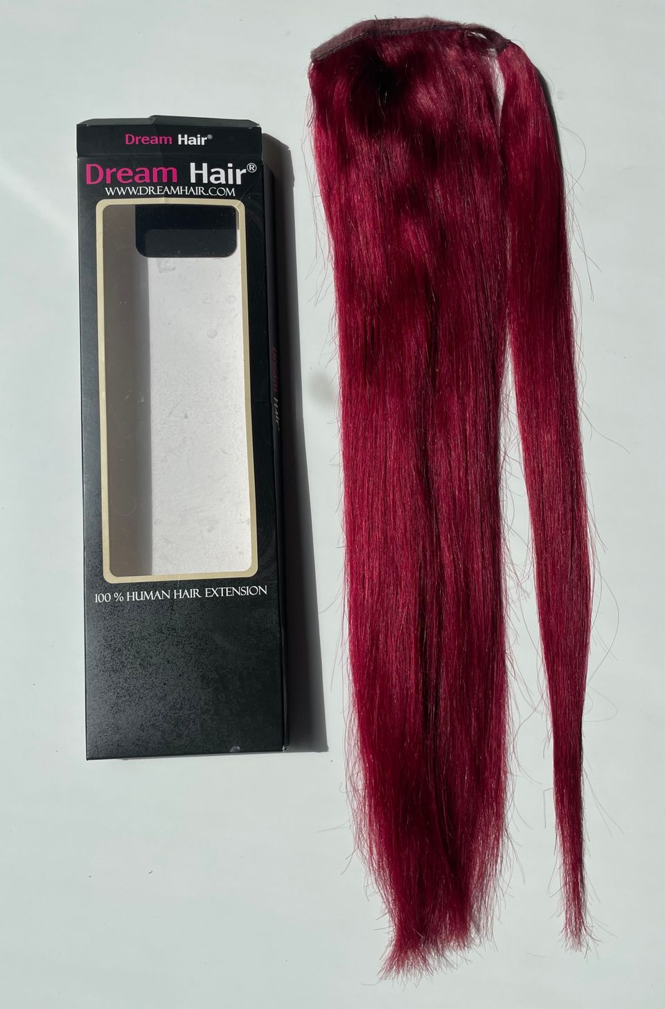 Punainen ponytail-aitoa hiusta