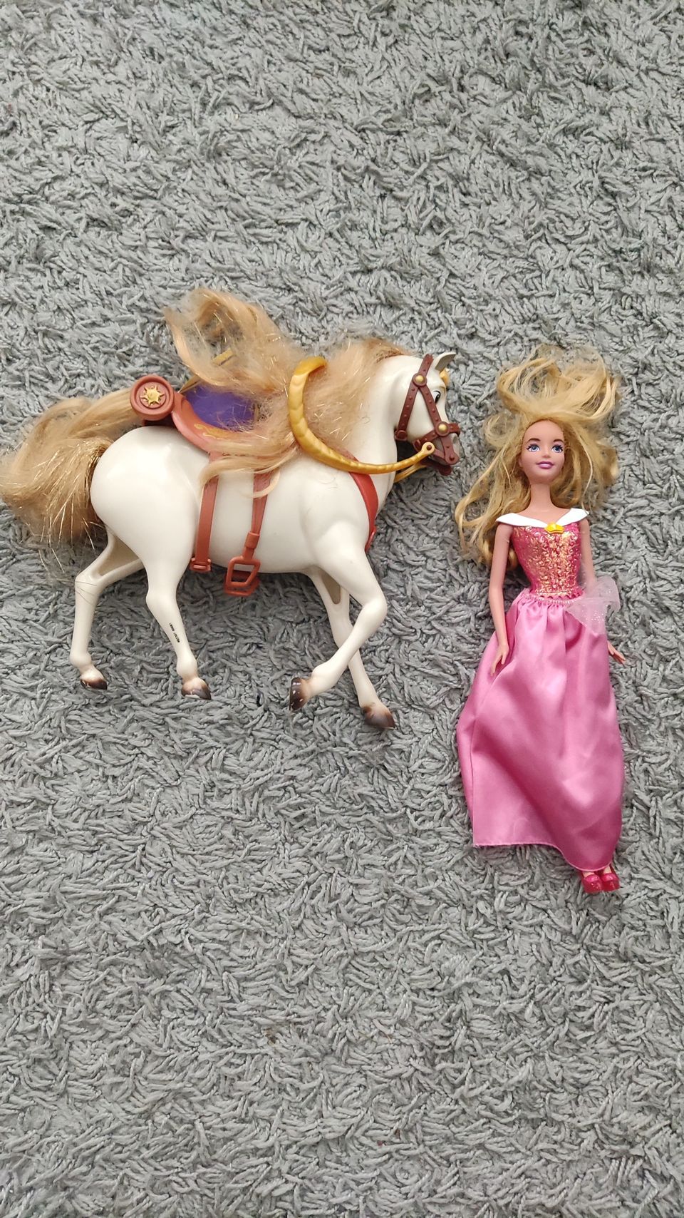 Myydään Barbie Ruusunen ja hevonen