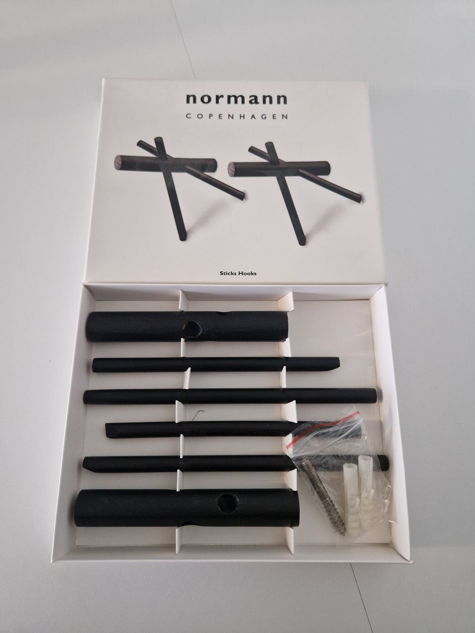 Normann Copenhagen Sticks seinäkoukut
