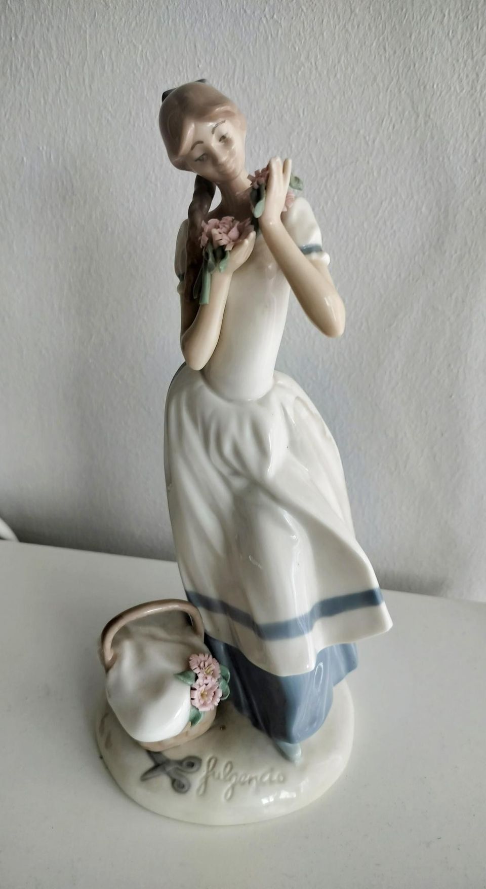 Lladro taiteilija Fulgencio "CECILIA THE CARNATION MAIDEN" posliinifiguuri