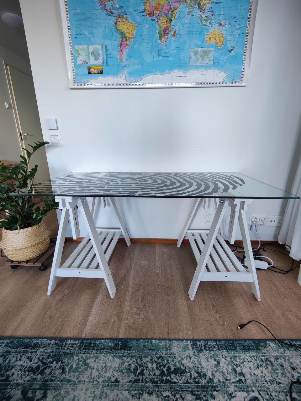 IKEAN 148cm x 73 cm lasipöytä + valkoiset puiset pukkijalalt