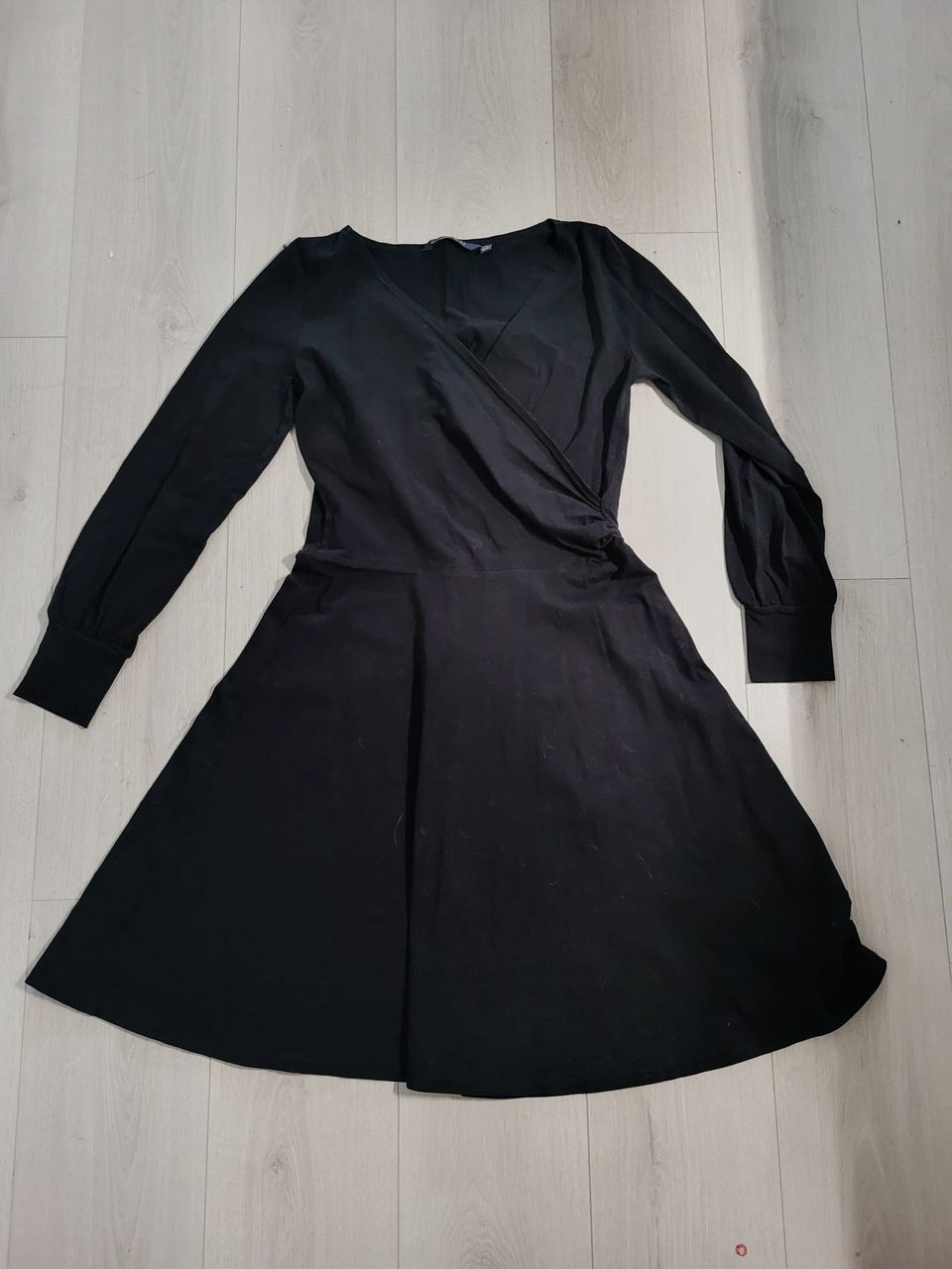 NOSH musta A-linjainen pitkähihainen mekko L