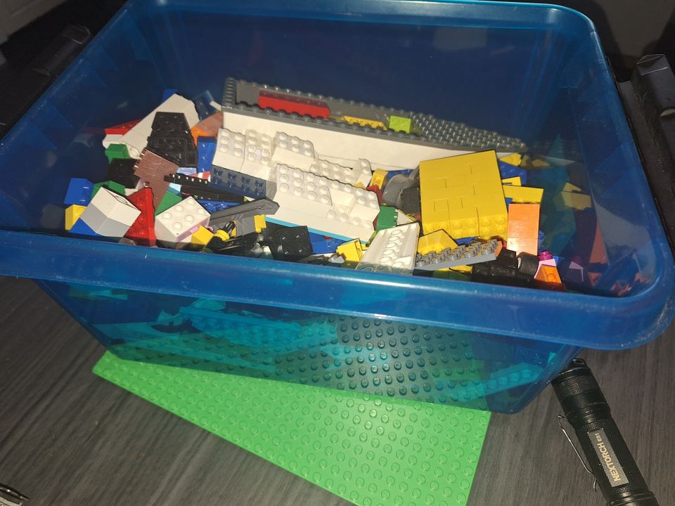 Legoja sekalainen laatikko