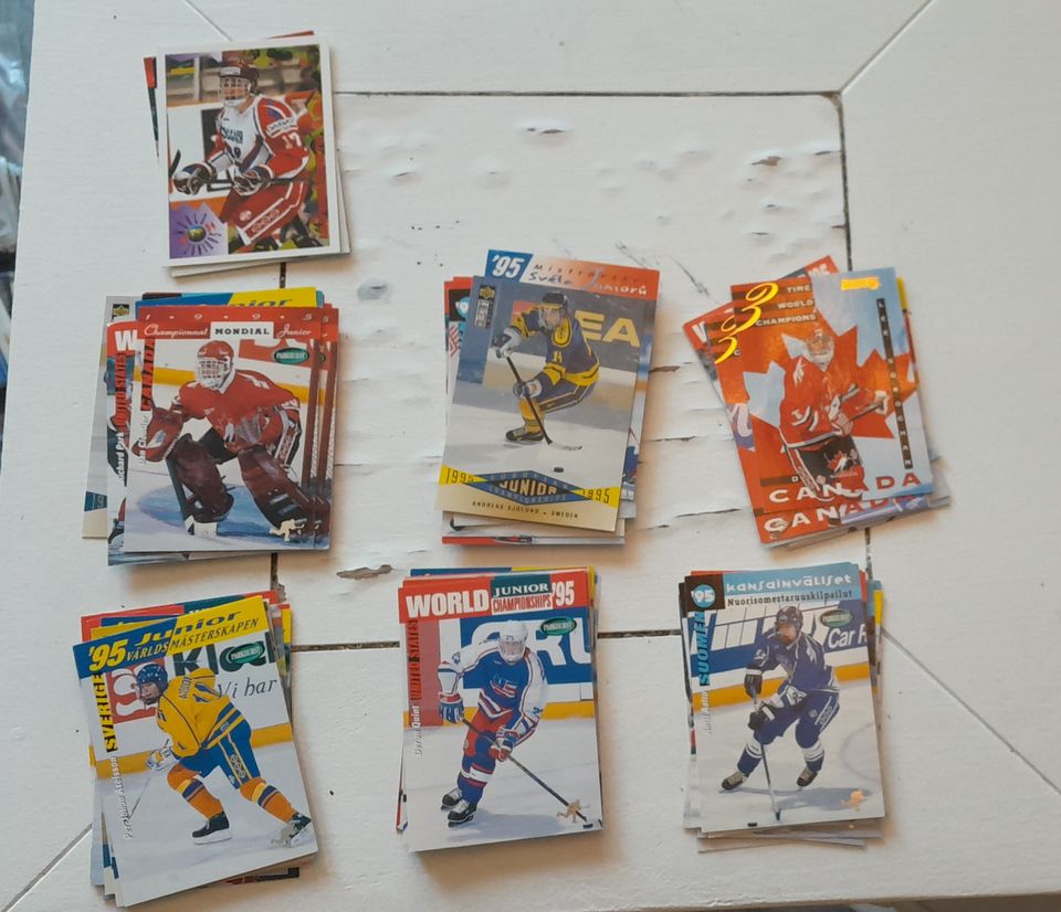 50kpl sekalaisia 1995 nuorisomaajoukkue jääkiekkokortteja
