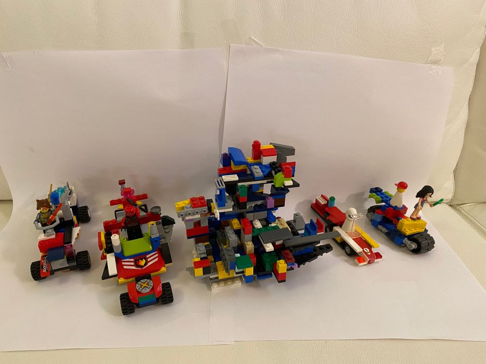 Lego-rakennus ja 4 autoa