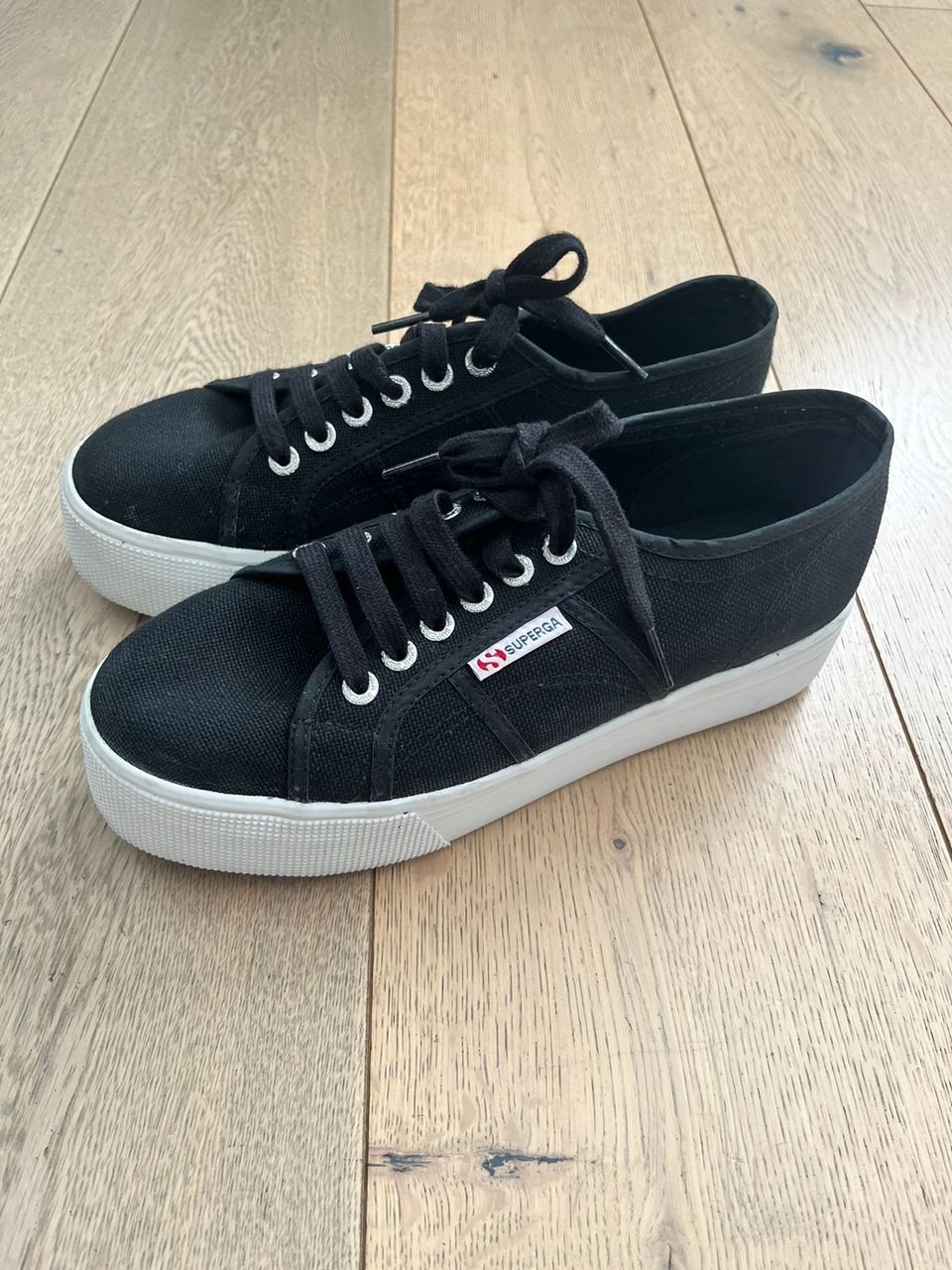 Superga mustat tennarit 39