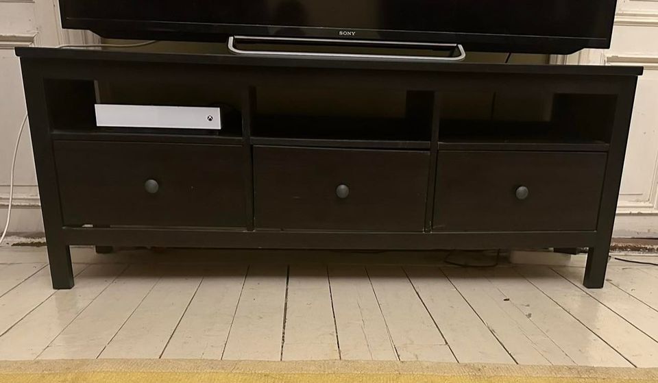 Ikean musta Hemnes tv-taso