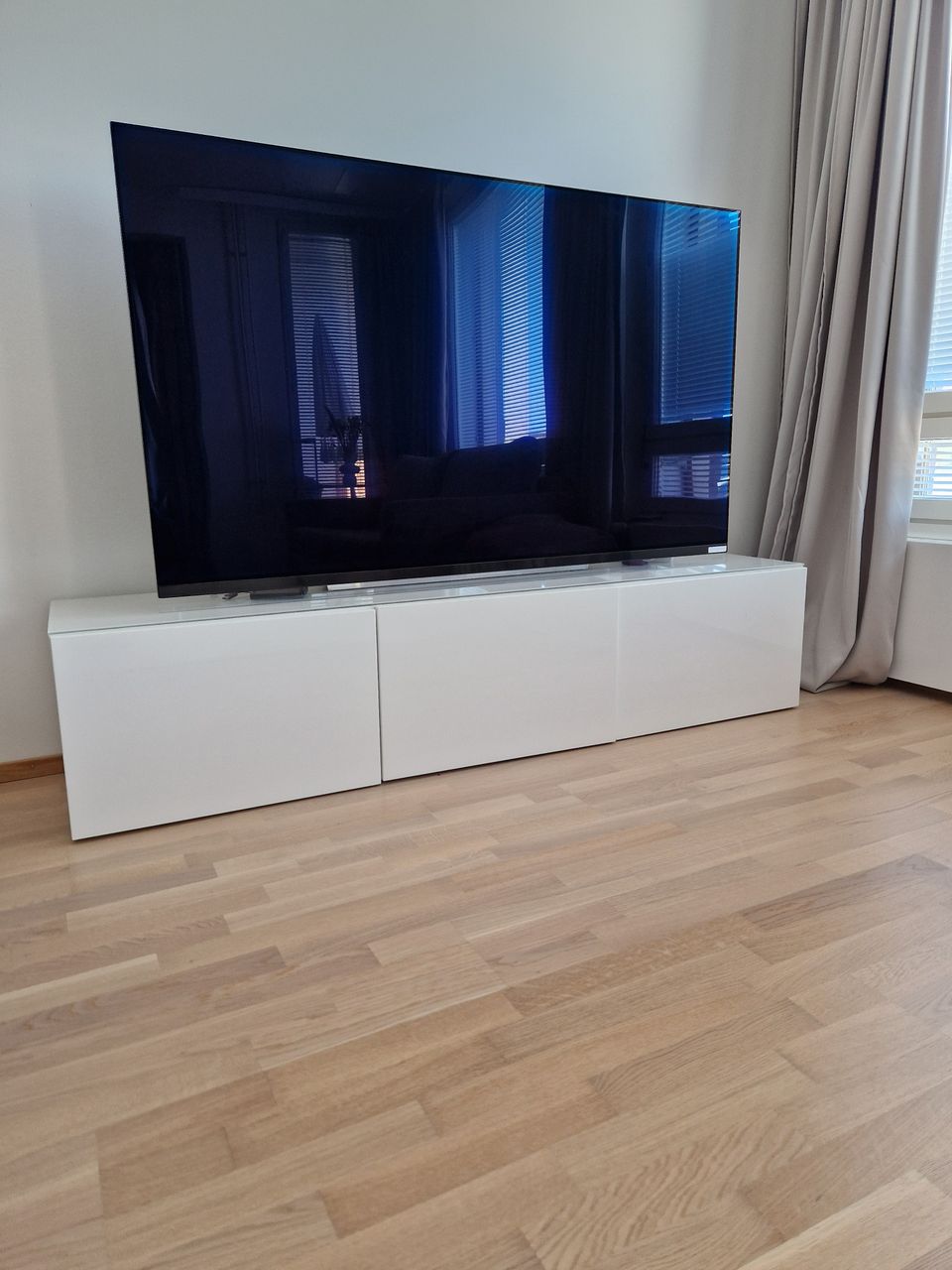 BESTÅ kiiltävä valkoinen Tv-taso IKEA + lasinen päällyslevy