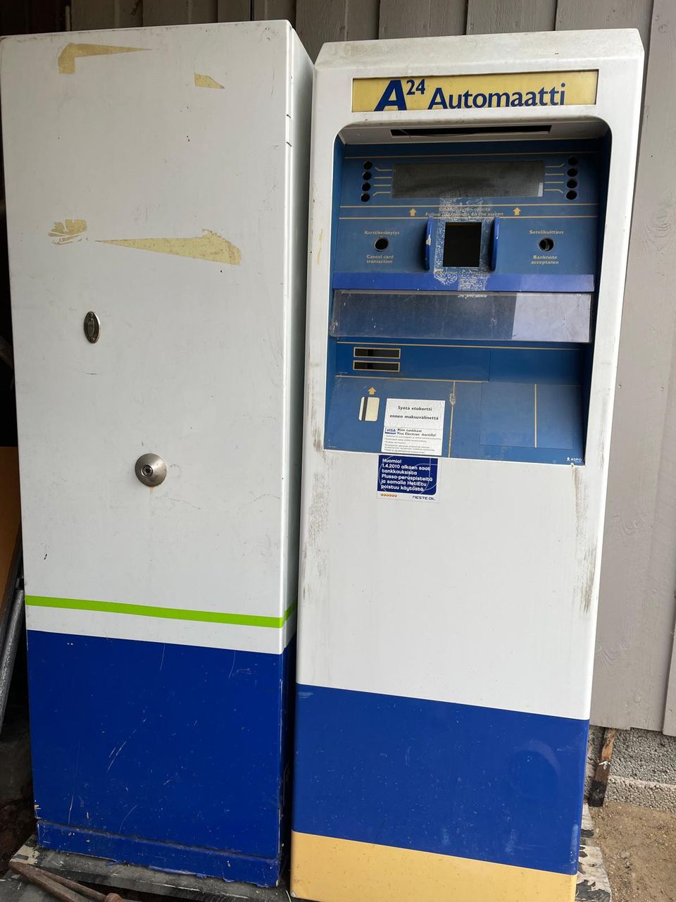 Bensa-aseman maksuautomaatteja