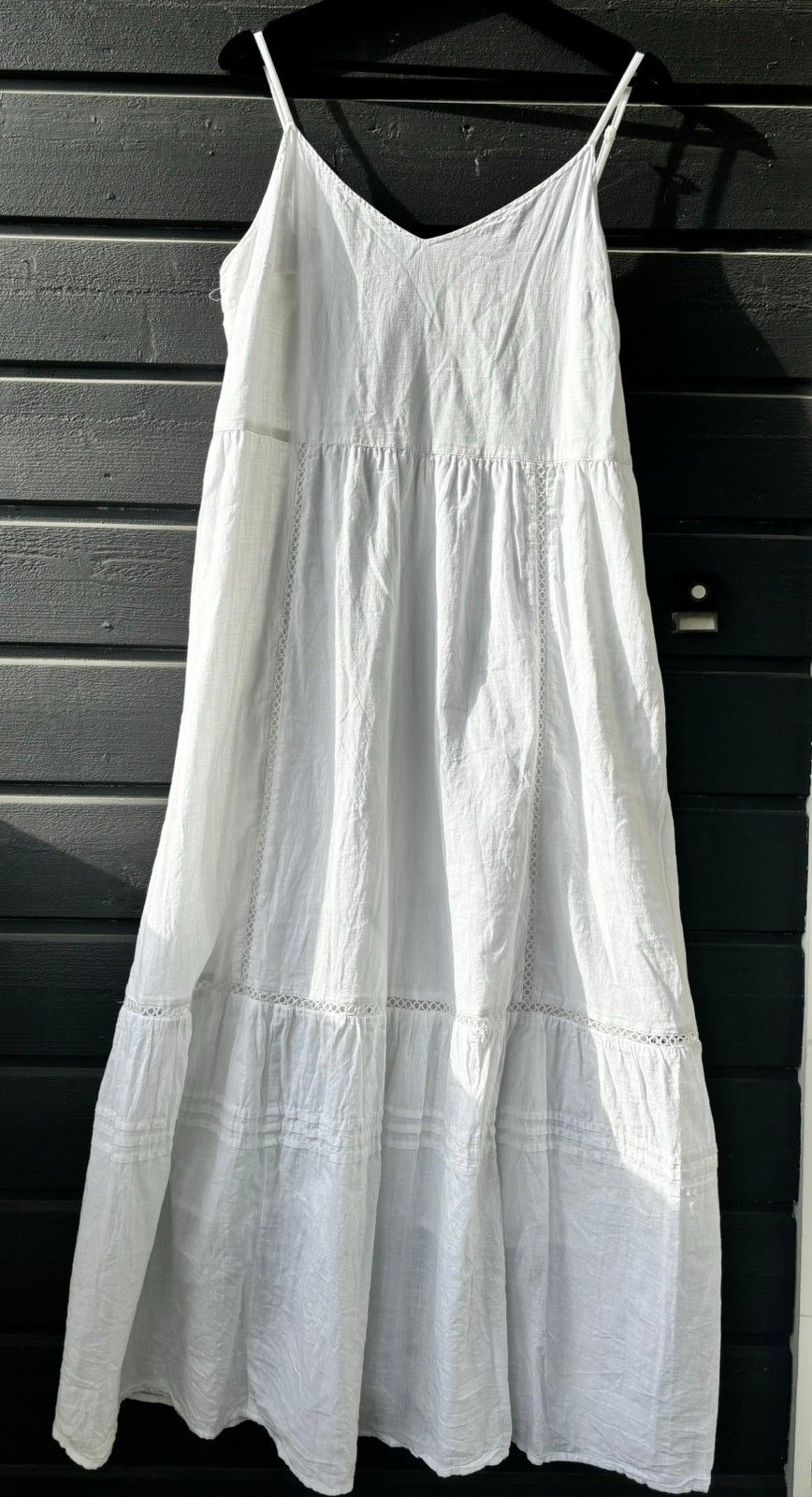 Pitkä valkoinen mekko
