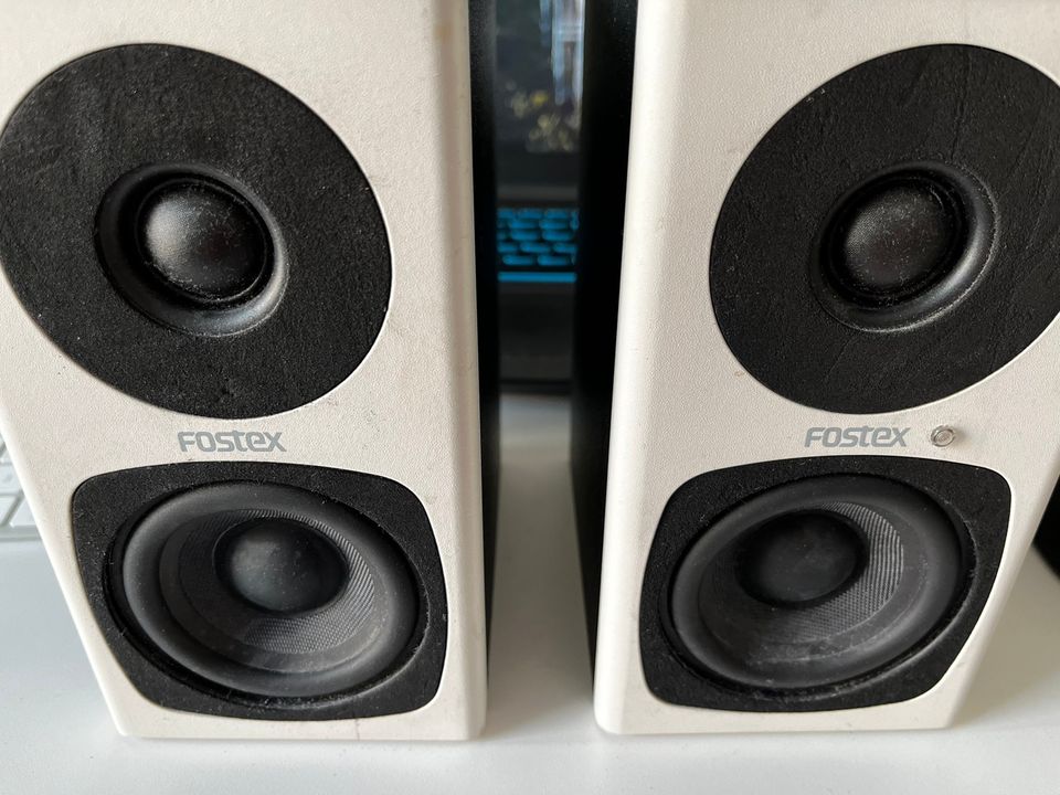 Fostex PM0.3d active 2-way studio monitor set, white