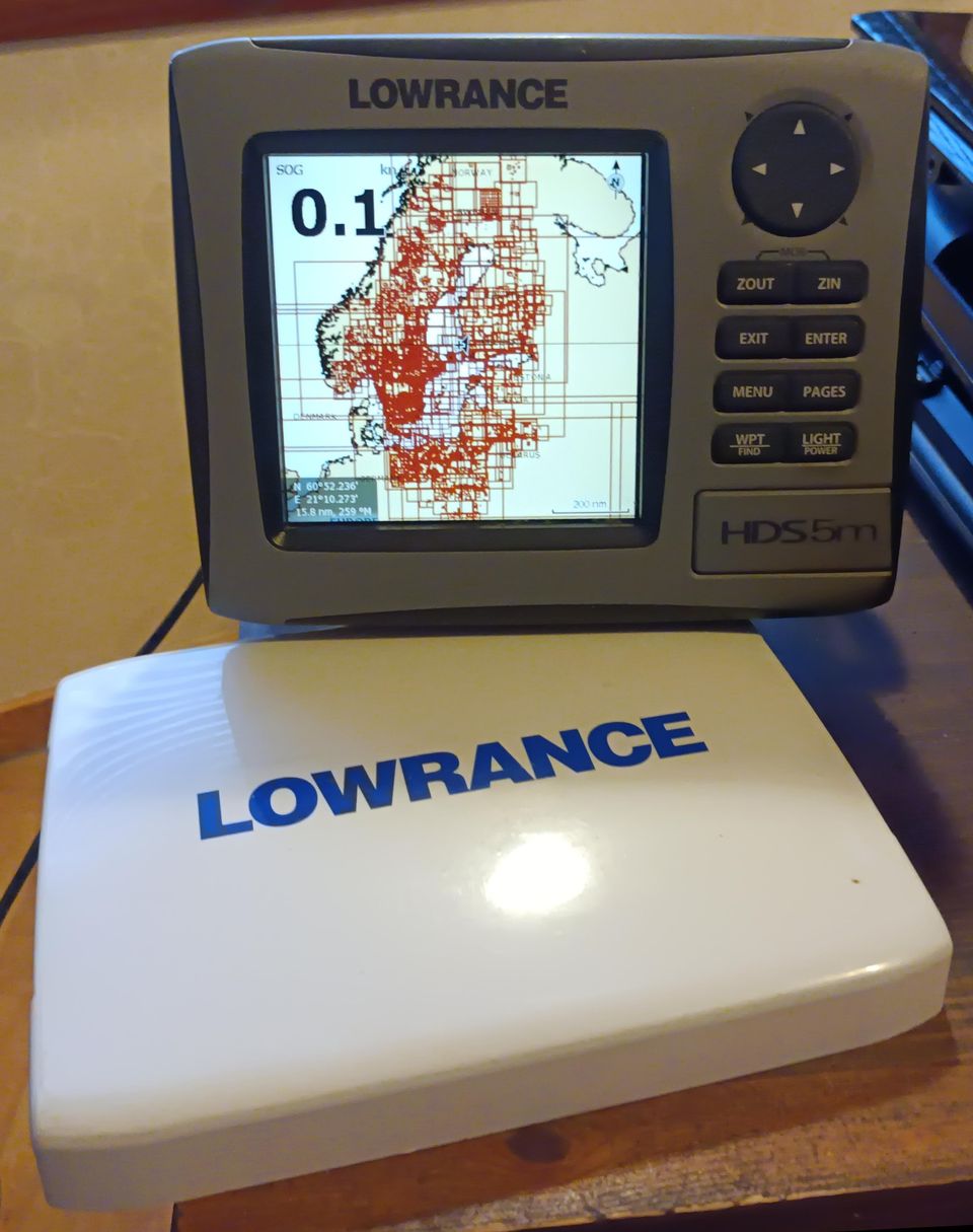 Lowrance HDS5m karttaplotteri + kartta