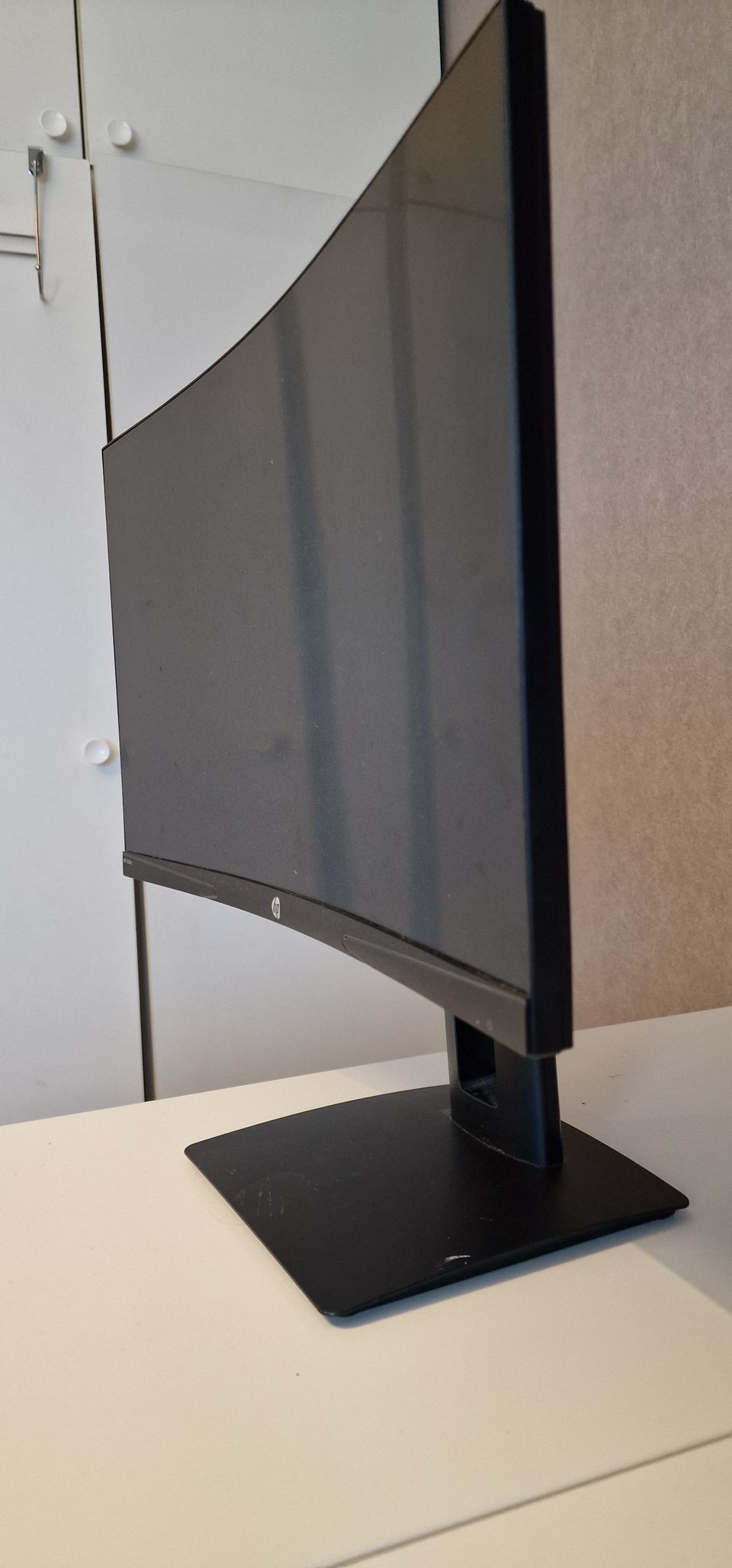 HP 144Hz Kaareva LED - Pelinäyttö