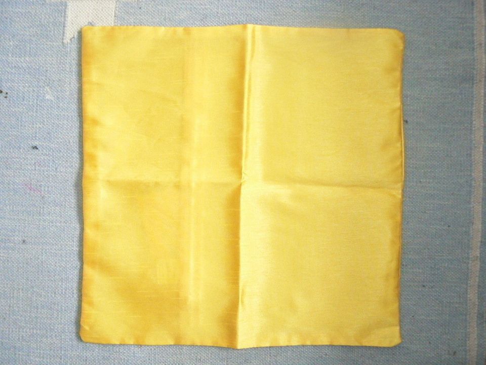2kpl keltaisia tyynynpäällisiä