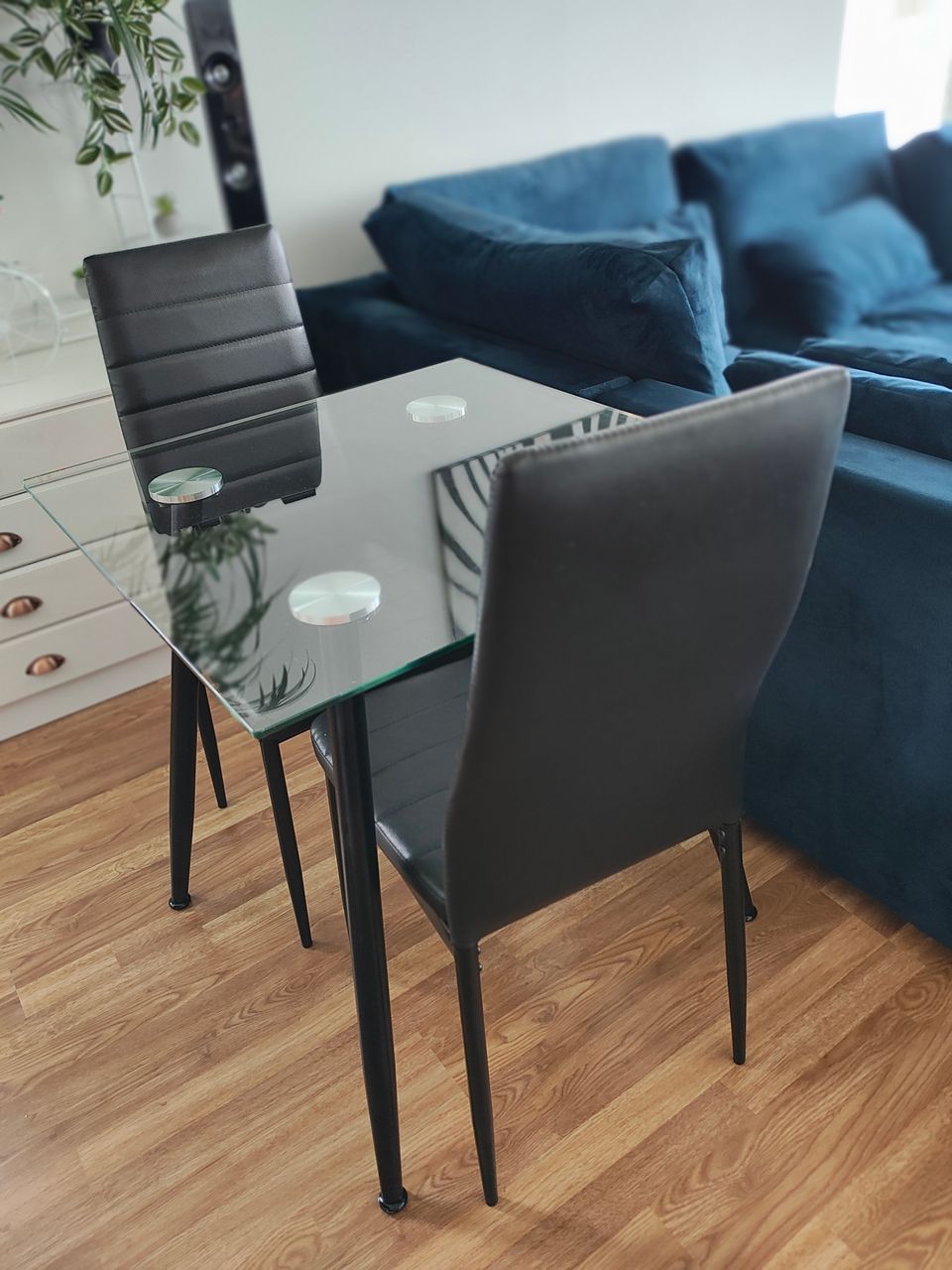Lasipöytä ja 2 keinonahkaista tuolia