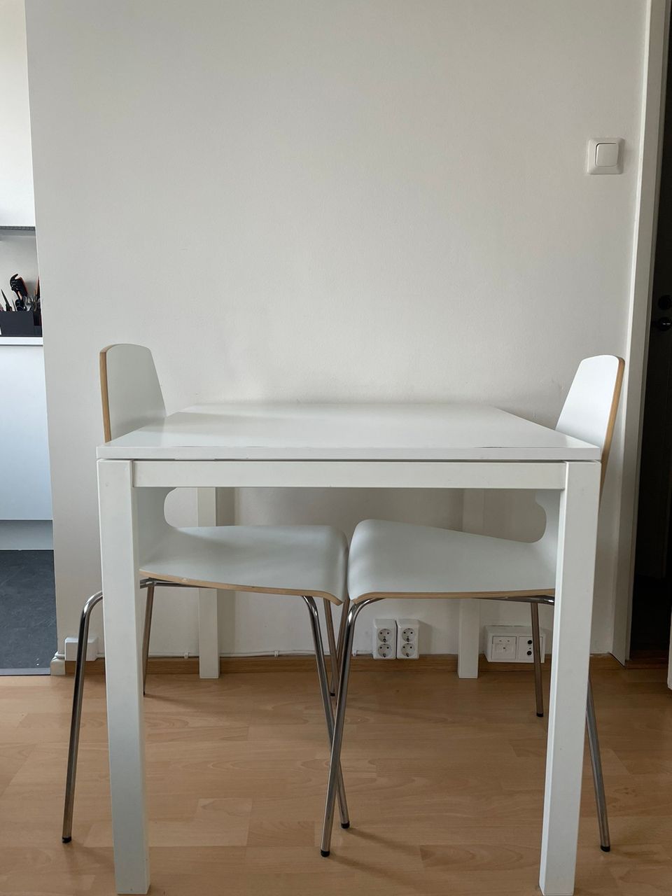 Ruokapöytä + 2 tuolia