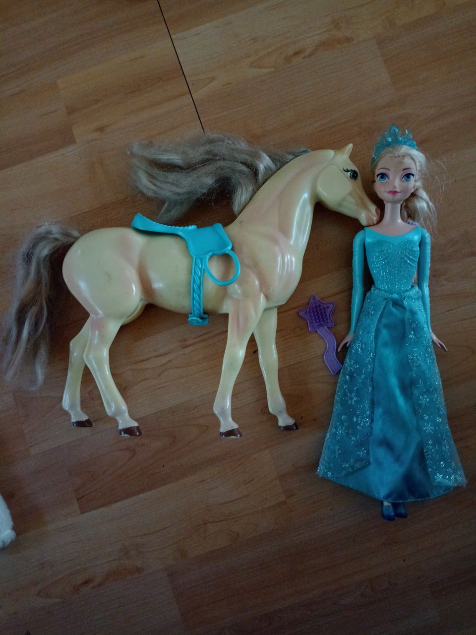 Barbie Elsa ja hevonen