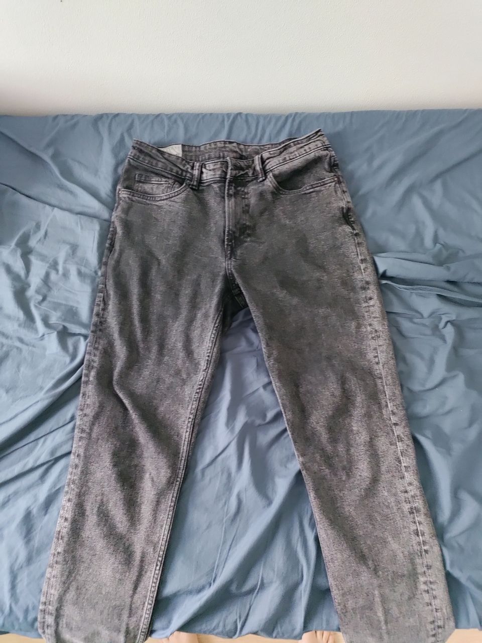 Tummanharmaat jeans