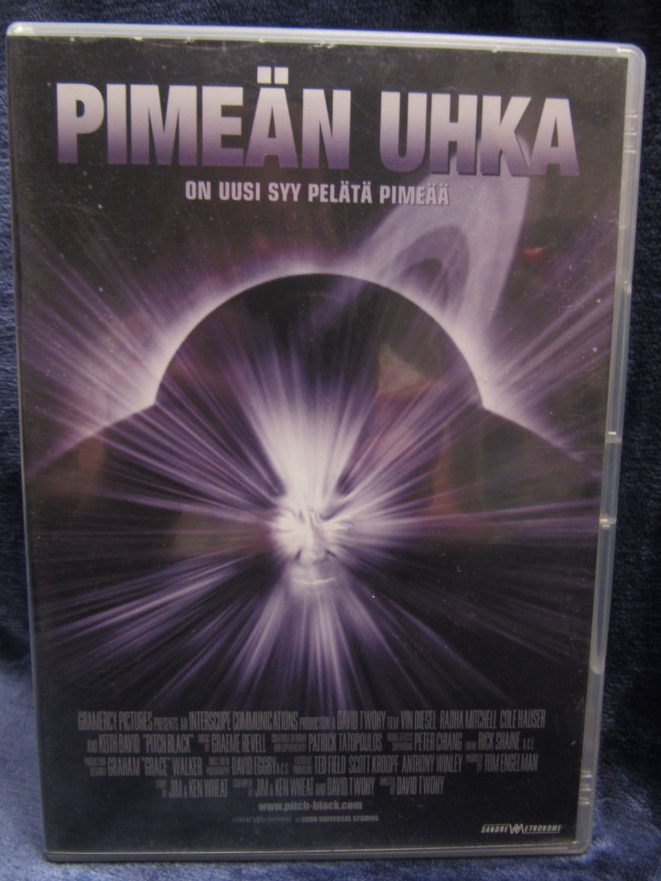 Pimeän Uhka dvd