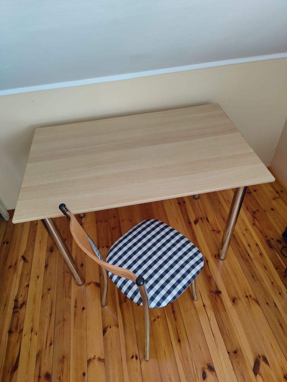 Pöytä metallijaloilla ja 4 tuolia + halutessa verhot samasta kankaasta
