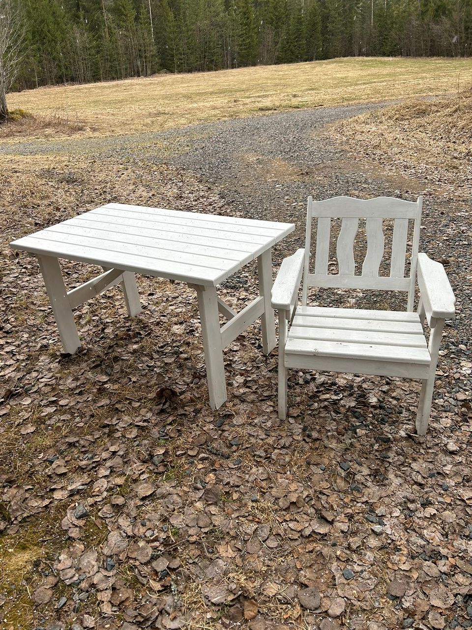Tukevatekoinen puinen pöytä ja neljä tuolia