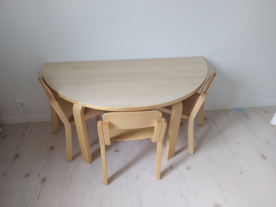 Lasten pöytä ja tuolit