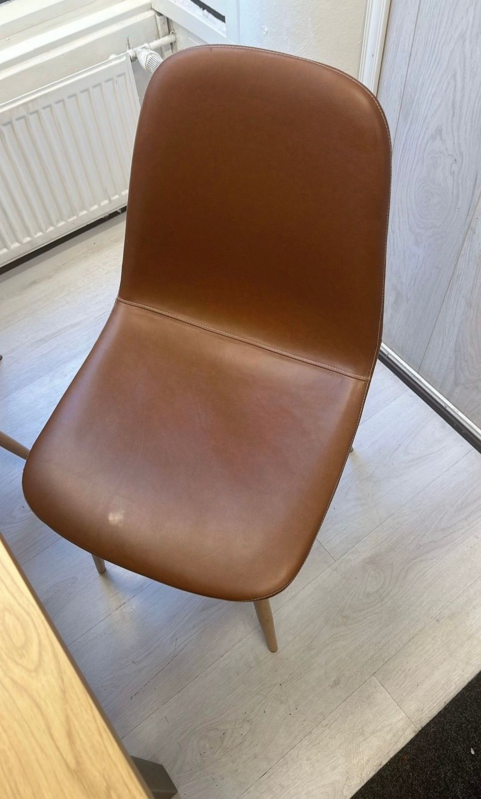 Myydään 2 kpl uusia Jysk keinonahka tuoleja 25€/kpl myydään yhdessä 50€