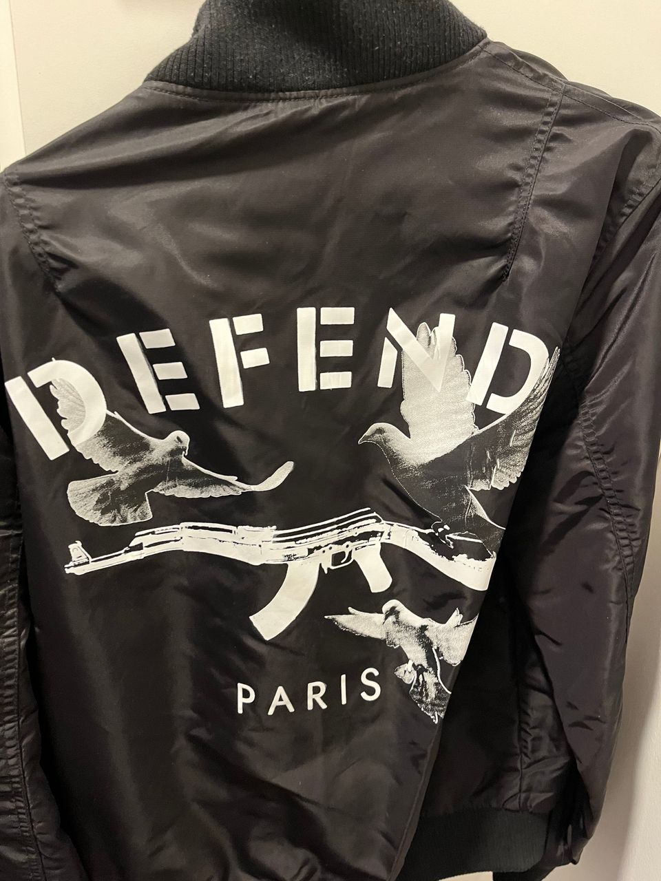 Defend paris bomber takki