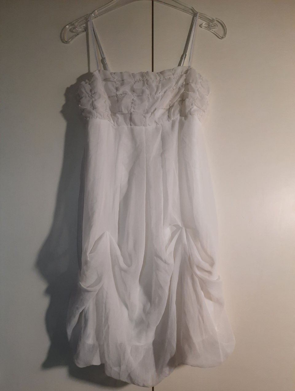 Käyttämätön valkoinen juhlava mekko. S
