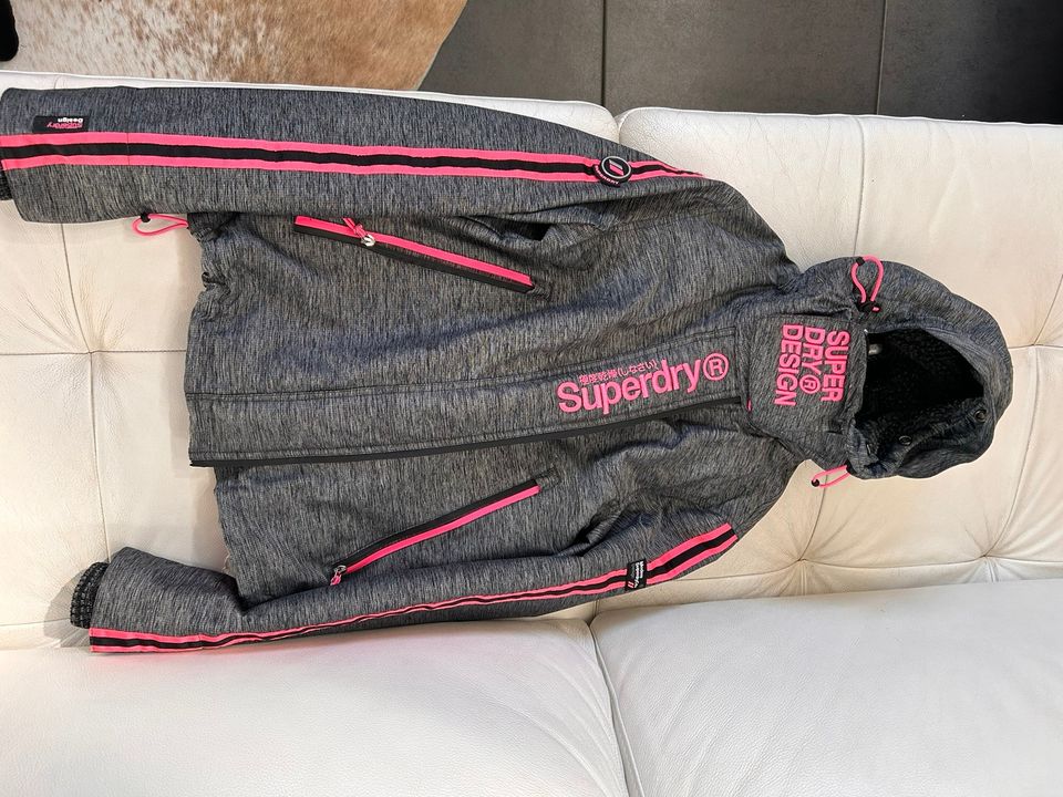 Veden ja tuulen pitävä Superdry takki