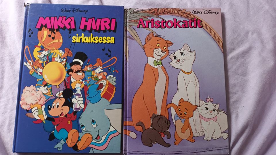 Kaksi Disney- lastenkirjaa