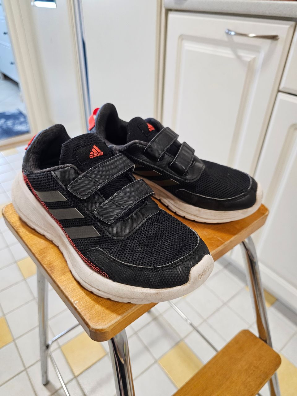 Adidas lenkkarit 35