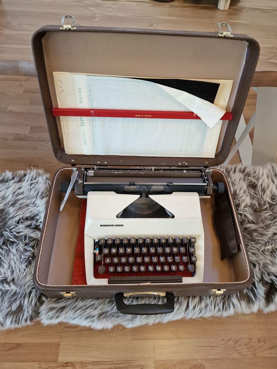Retro kirjoituskone + salkku