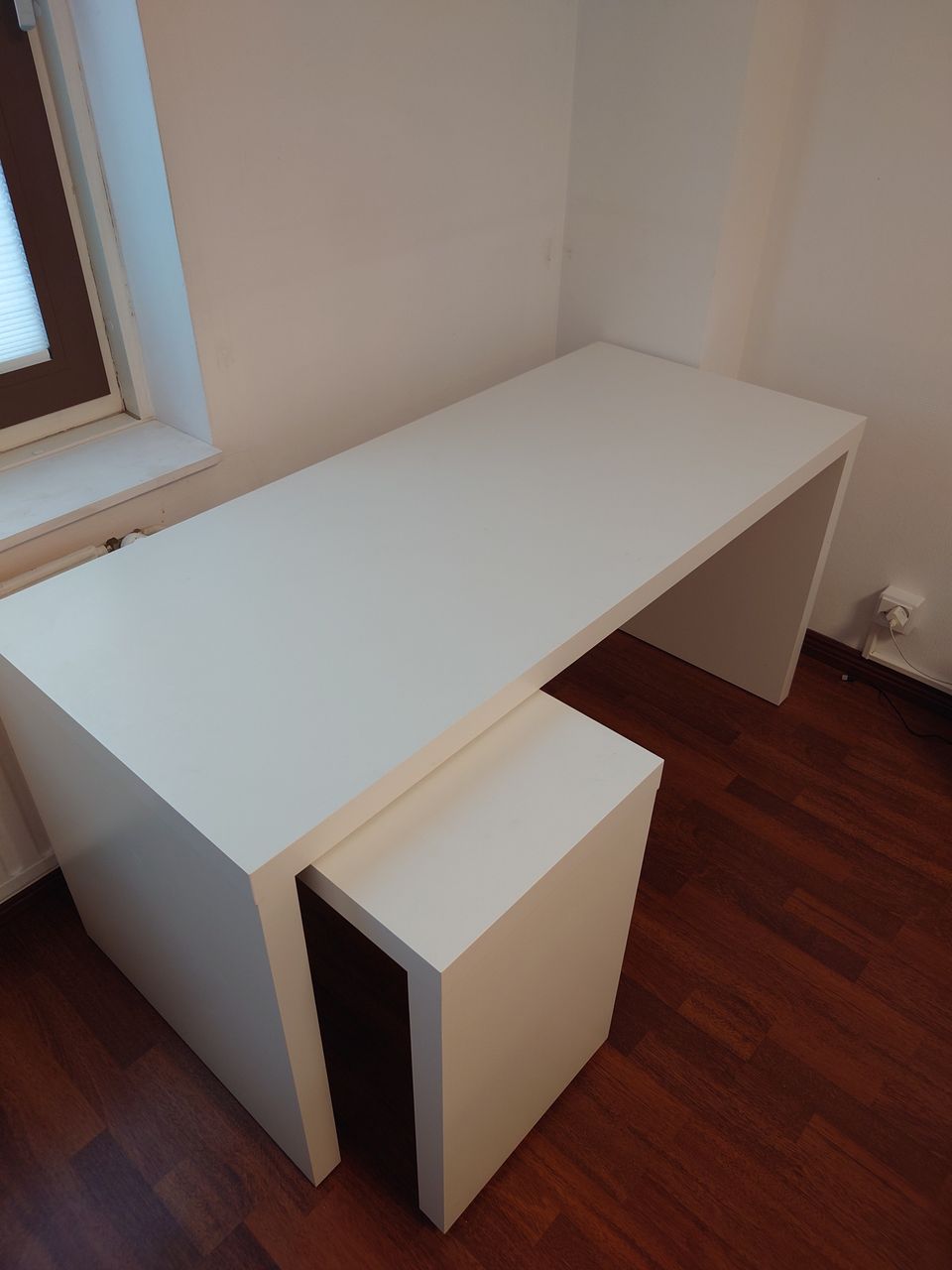 Ikea Malm Työpöytä + ulos vedettävä taso