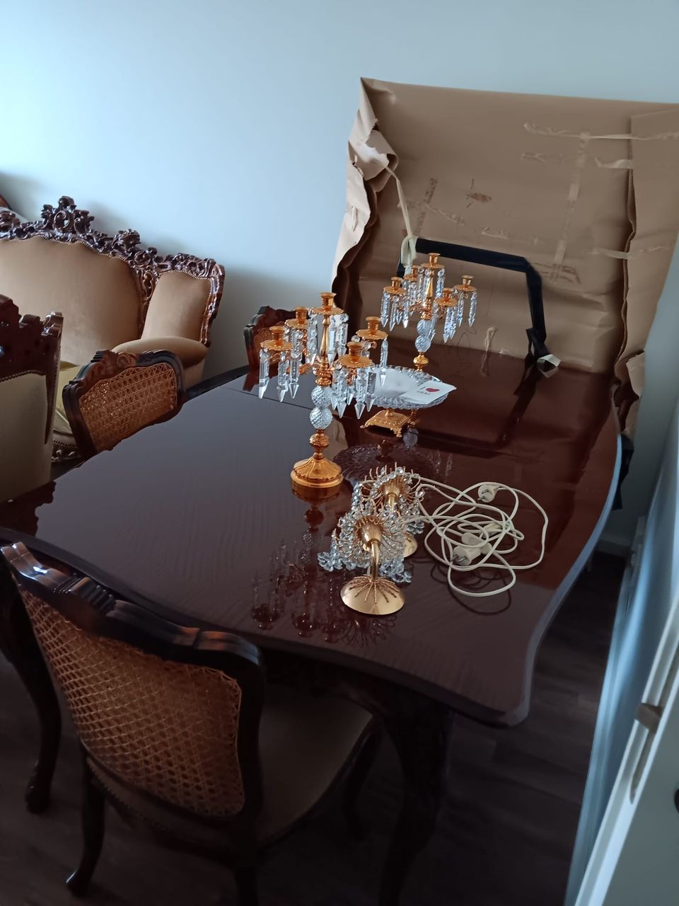 Keittiön pöytä ja neljä tuolia (tyyli huonekalut)