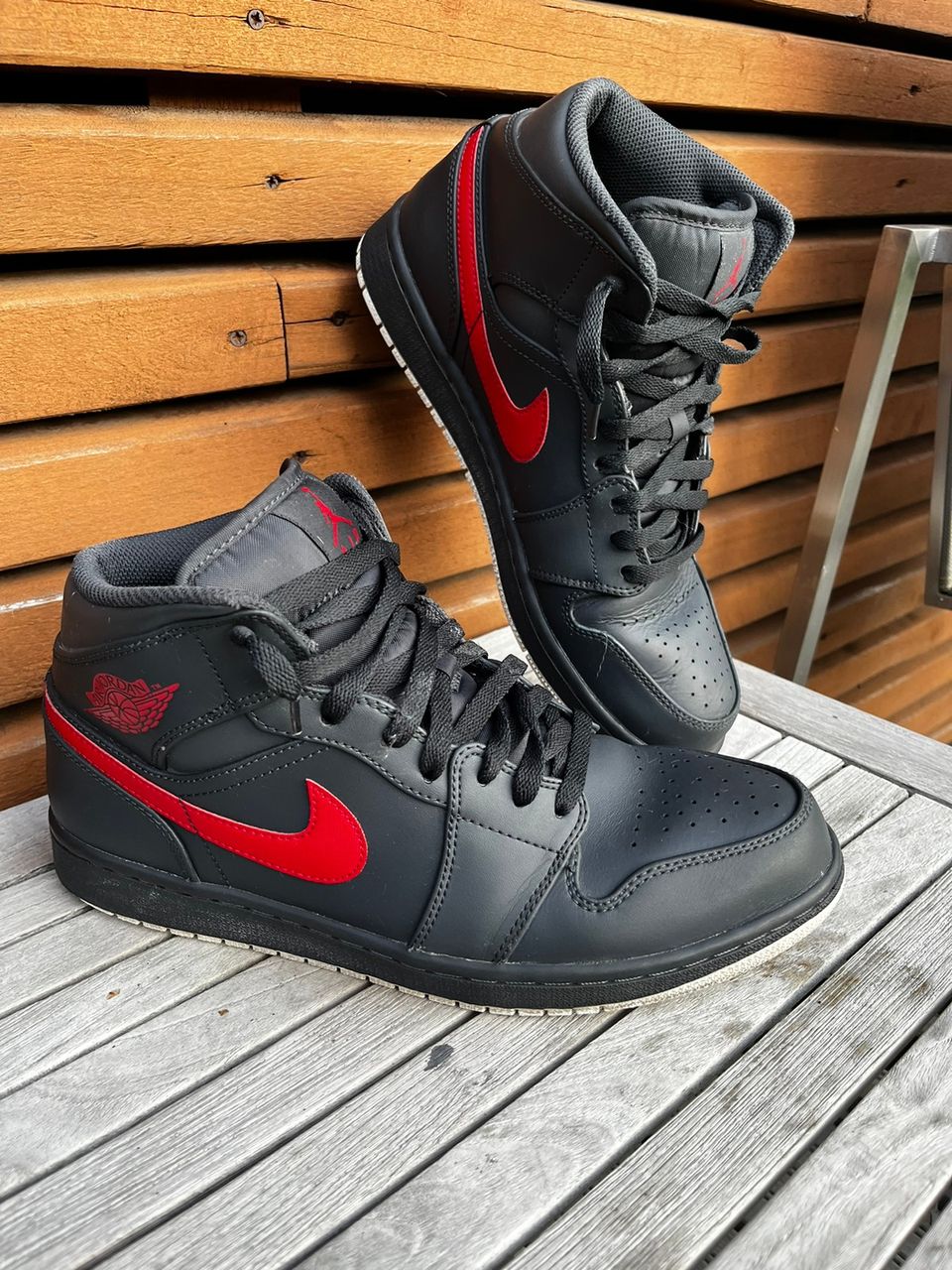 Air Jordan 1 mid anthracite gym red