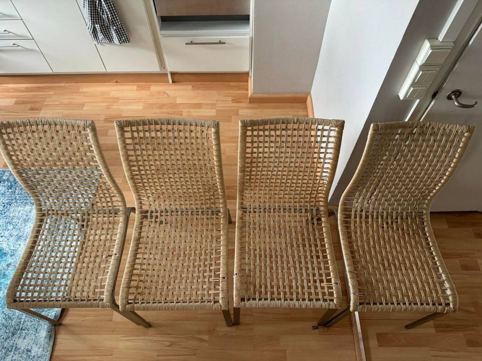Neljä tuolia