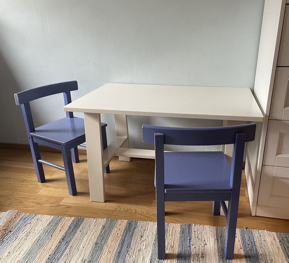 Ikea lastenpöytä ja 2 kpl tuoleja